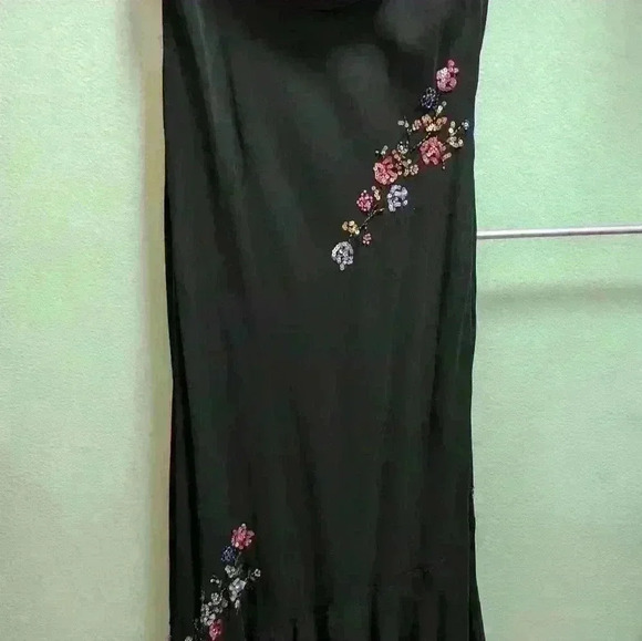 Elegant Black Dress with Floral Sequin Detail Size 10 - Picture 4 of 5